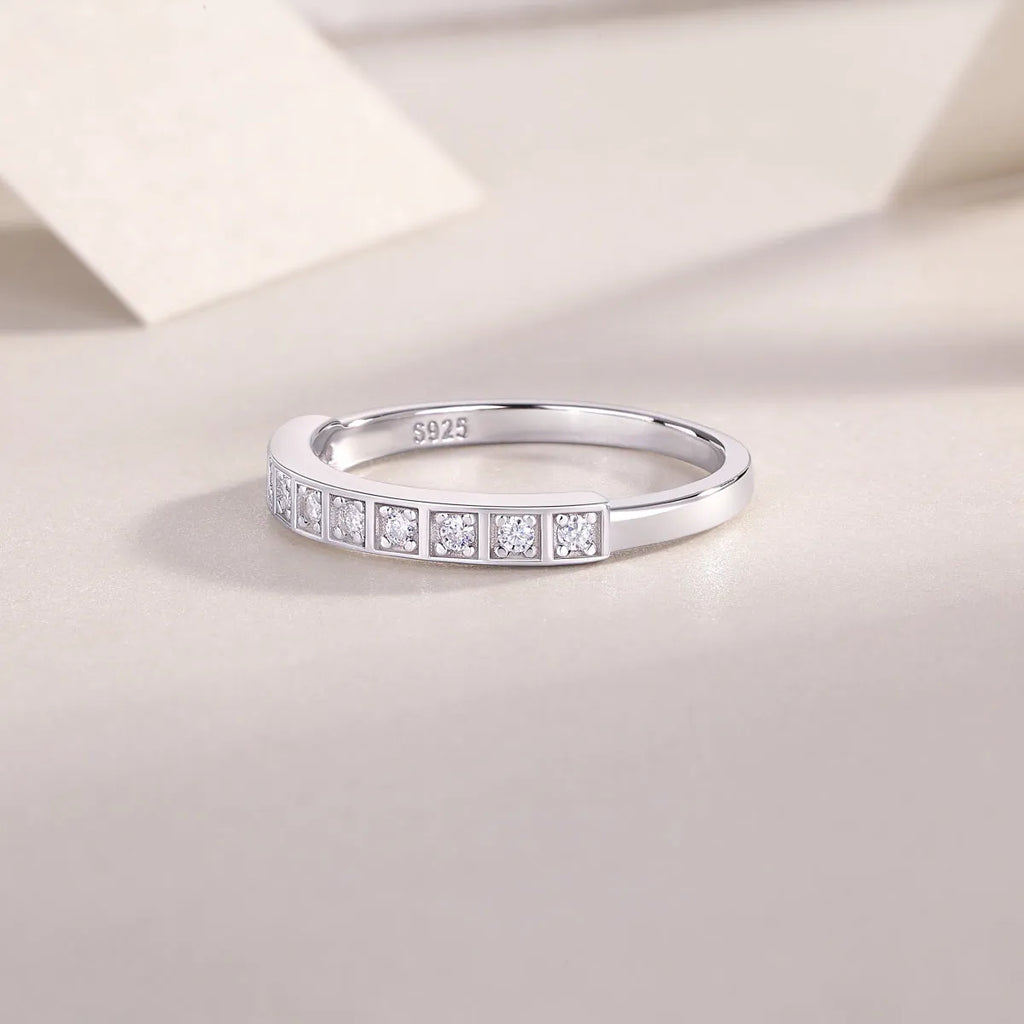 Moissanite wedding ring set in S925 silver with platinum plating, sizes 5-9, 2.2g per ring, GRA certificate included.