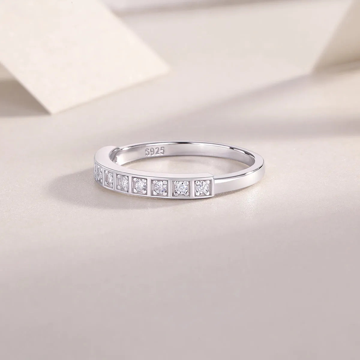 Moissanite wedding ring set in S925 silver with platinum plating, sizes 5-9, 2.2g per ring, GRA certificate included.