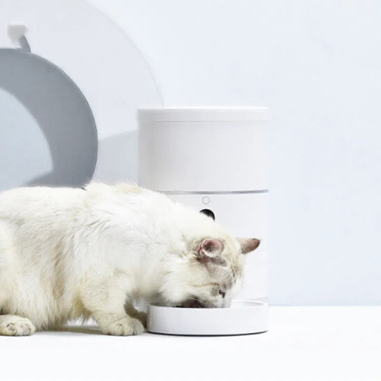 White ABS automatic pet feeder with 1080P camera, 4L capacity, and desiccant box for dry food