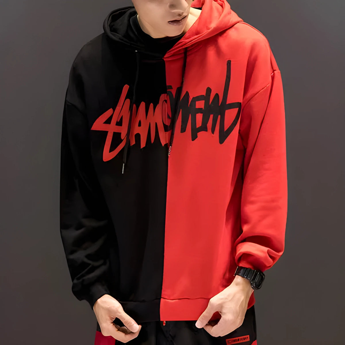 Patchwork hooded sweatshirt with letter printing in white and gules, loose fit, sizes S-2XL.