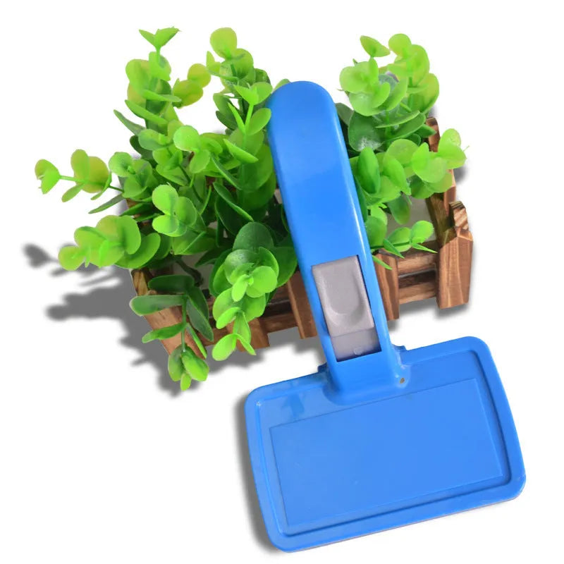 Self-cleaning pet brush comb for dogs and cats measuring 16 x 10cm with comfortable handle