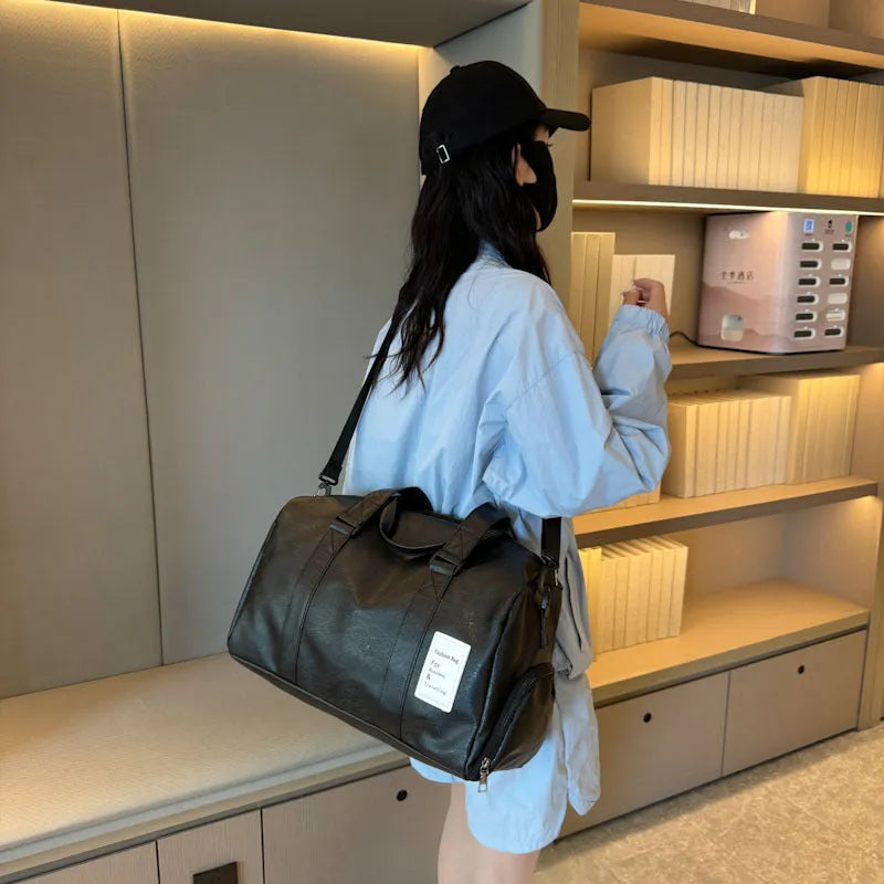 Dry wet separation fitness shoulder messenger bag in large or small size with 20-35L capacity.