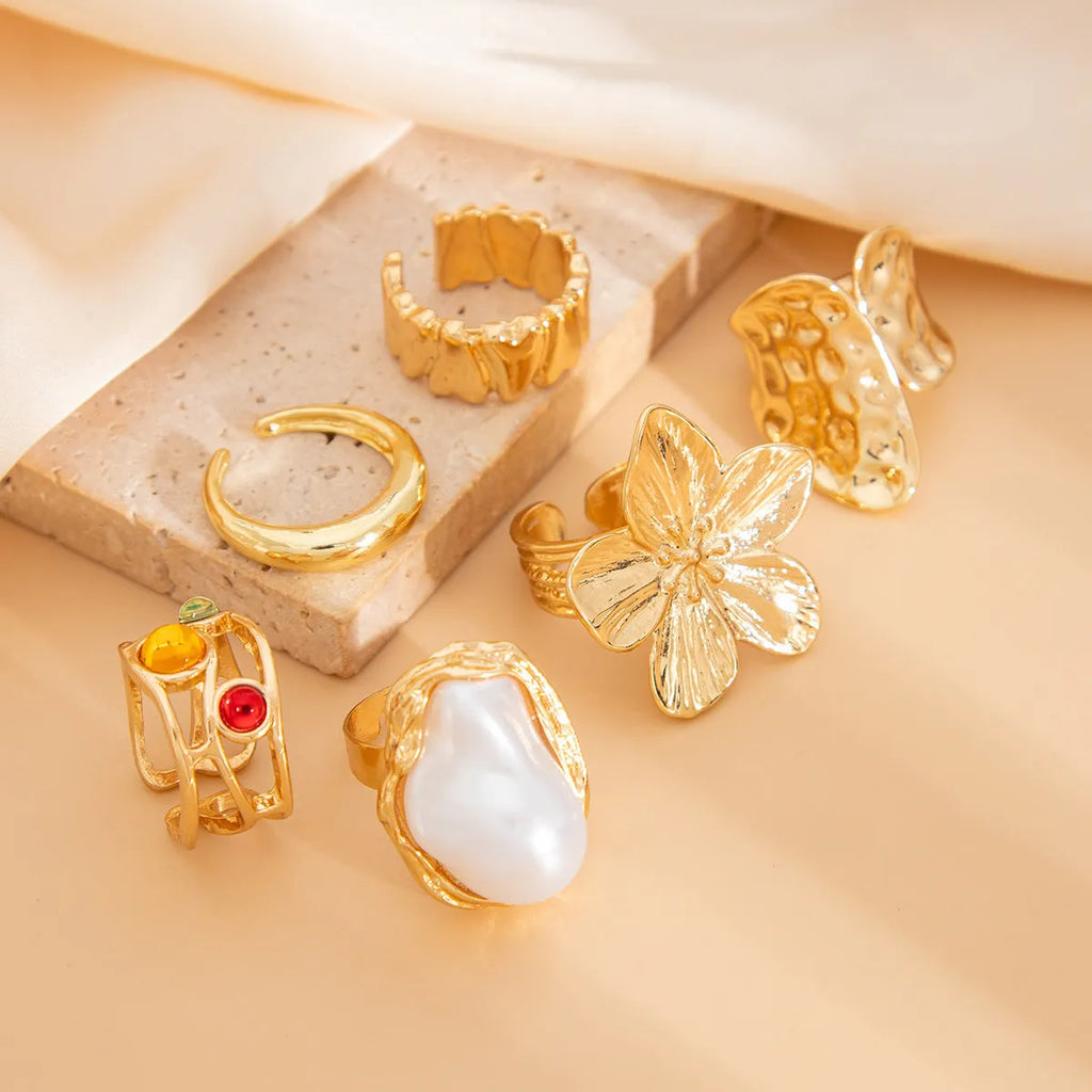 Women open flower ring with imitation pearl centrepiece in gold alloy band