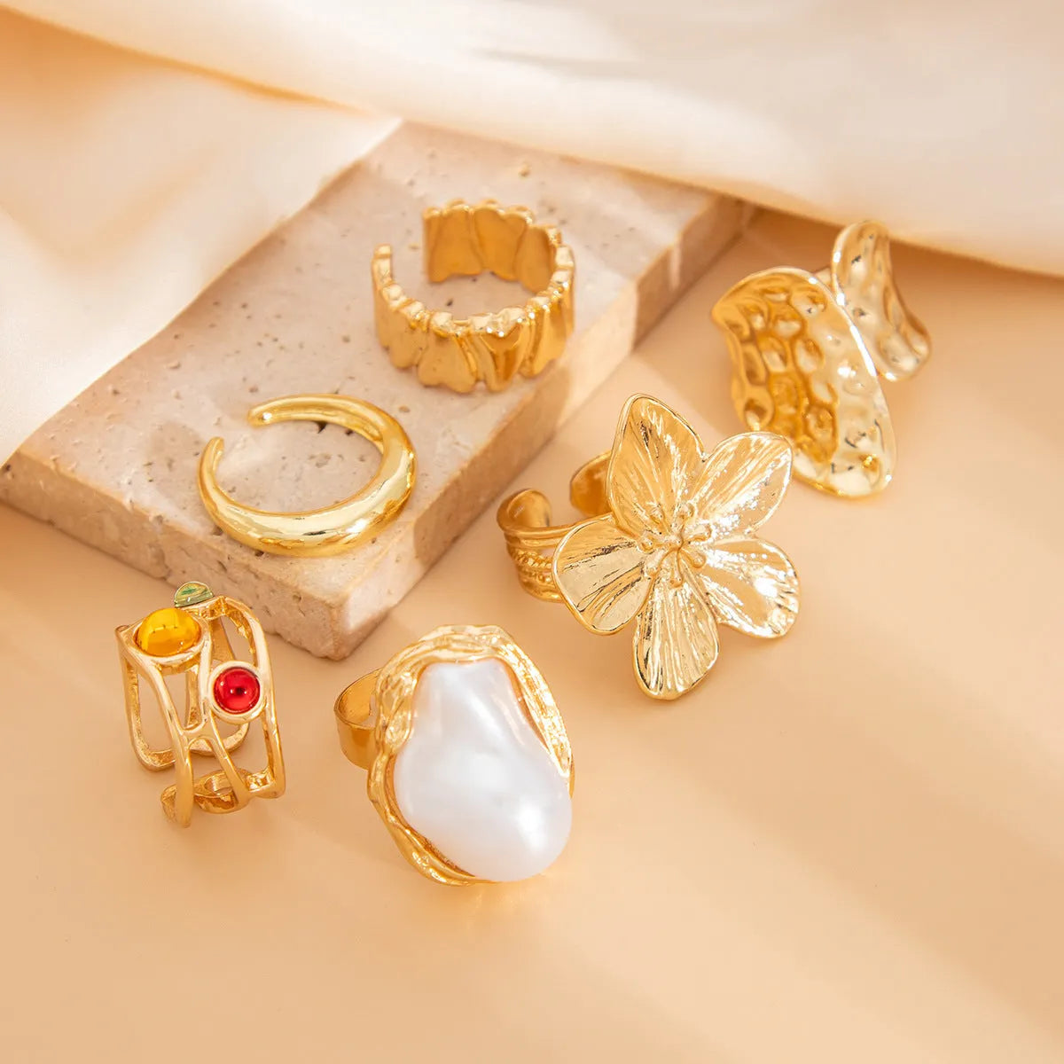Women open flower ring with imitation pearl centrepiece in gold alloy band