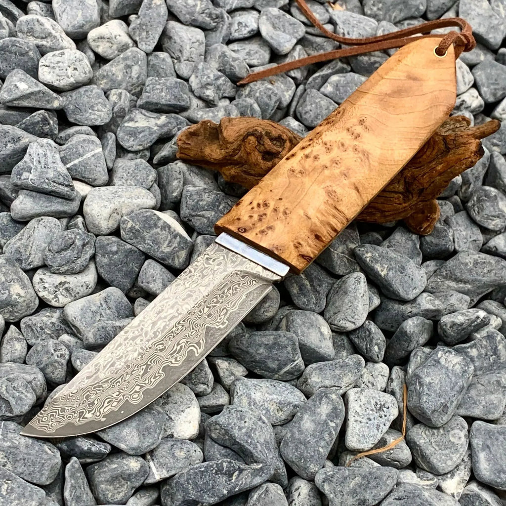 White Shadow short knife with Damascus steel blade and Thuja wood handle, showing full 18cm length.
