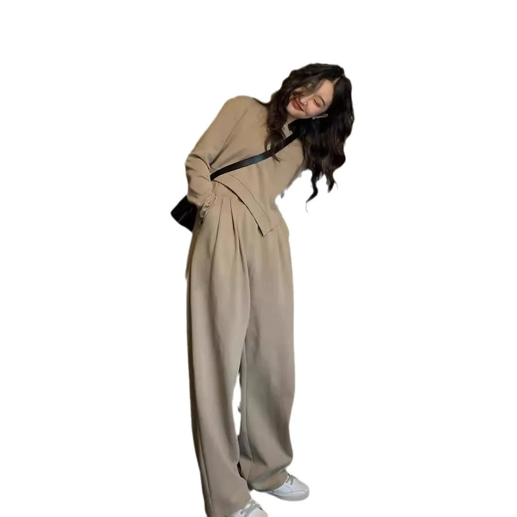 A loose-fitting khaki women's casual sports suit set with a long sleeve top and trousers.