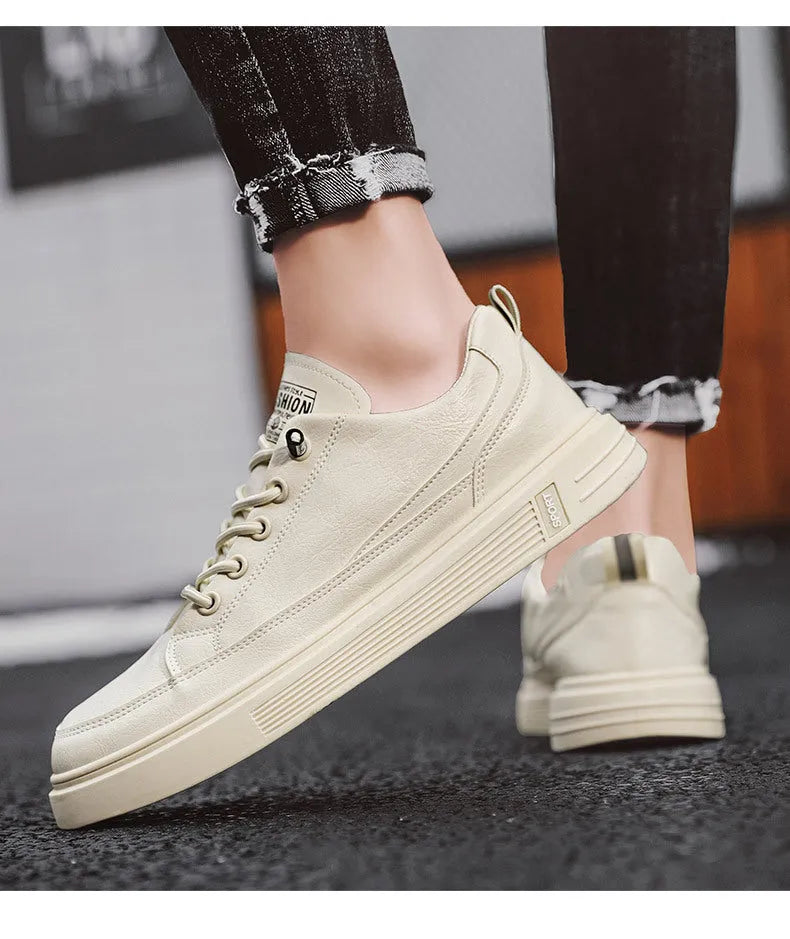 Men's breathable canvas low-top sneakers in beige with rubber sole and flat heel