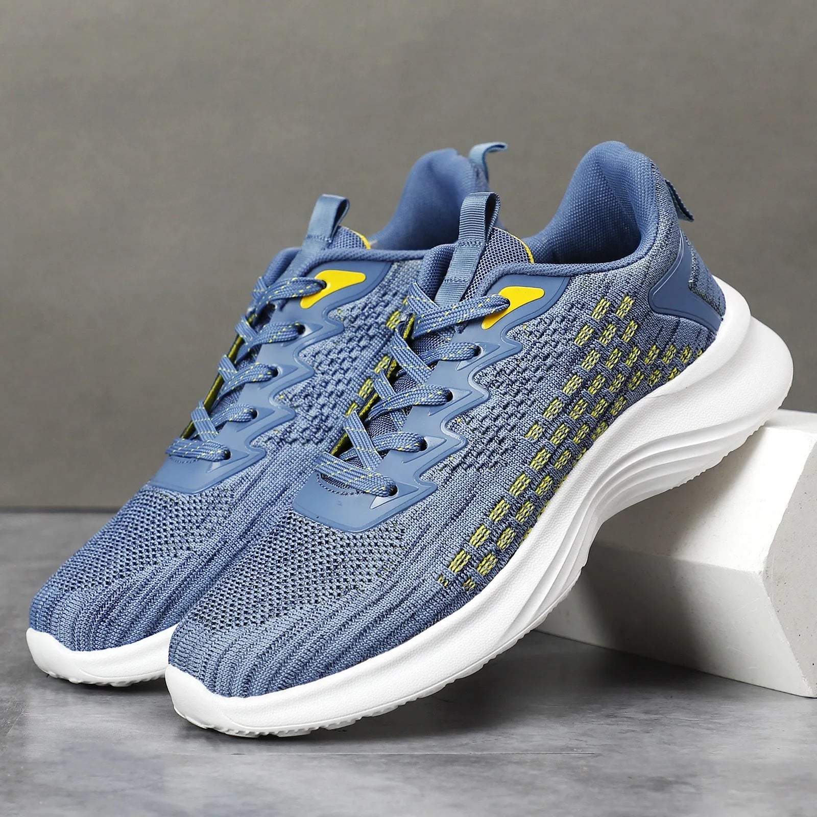 Women's lavender purple flyknit running shoes with mesh upper and striped pattern on a white background.
