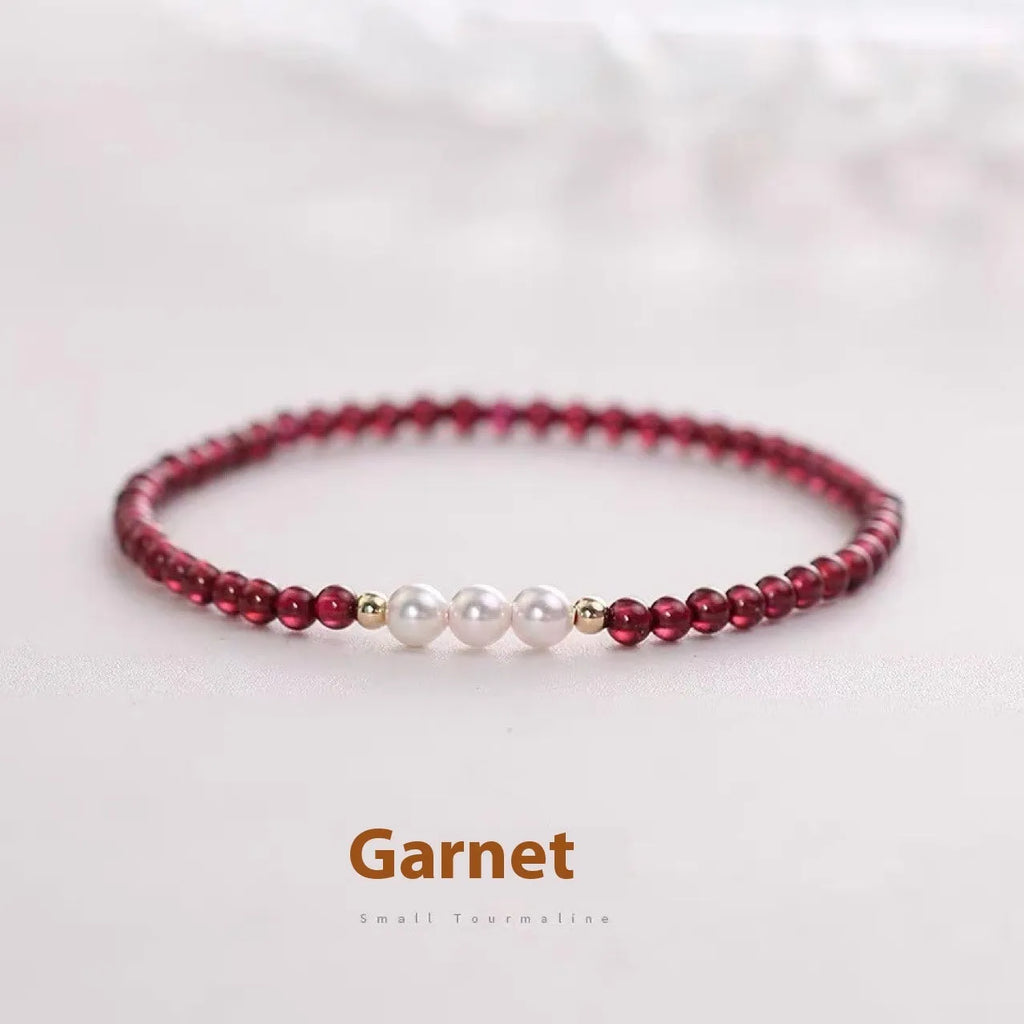 Women's elastic bracelet with 3mm Chinese garnet and artificial pearl crystal beads.