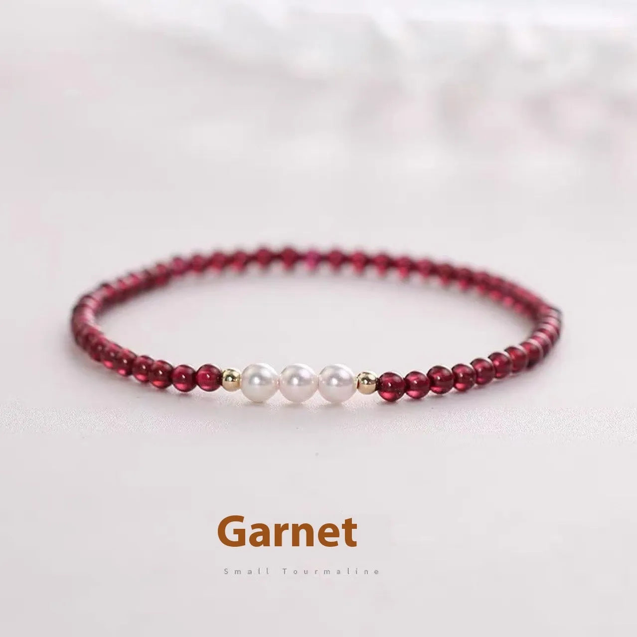 Women's elastic bracelet with 3mm Chinese garnet and artificial pearl crystal beads.