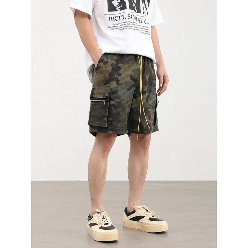 Men's camouflage multi-pocket work shorts with elastic waist and cropped length