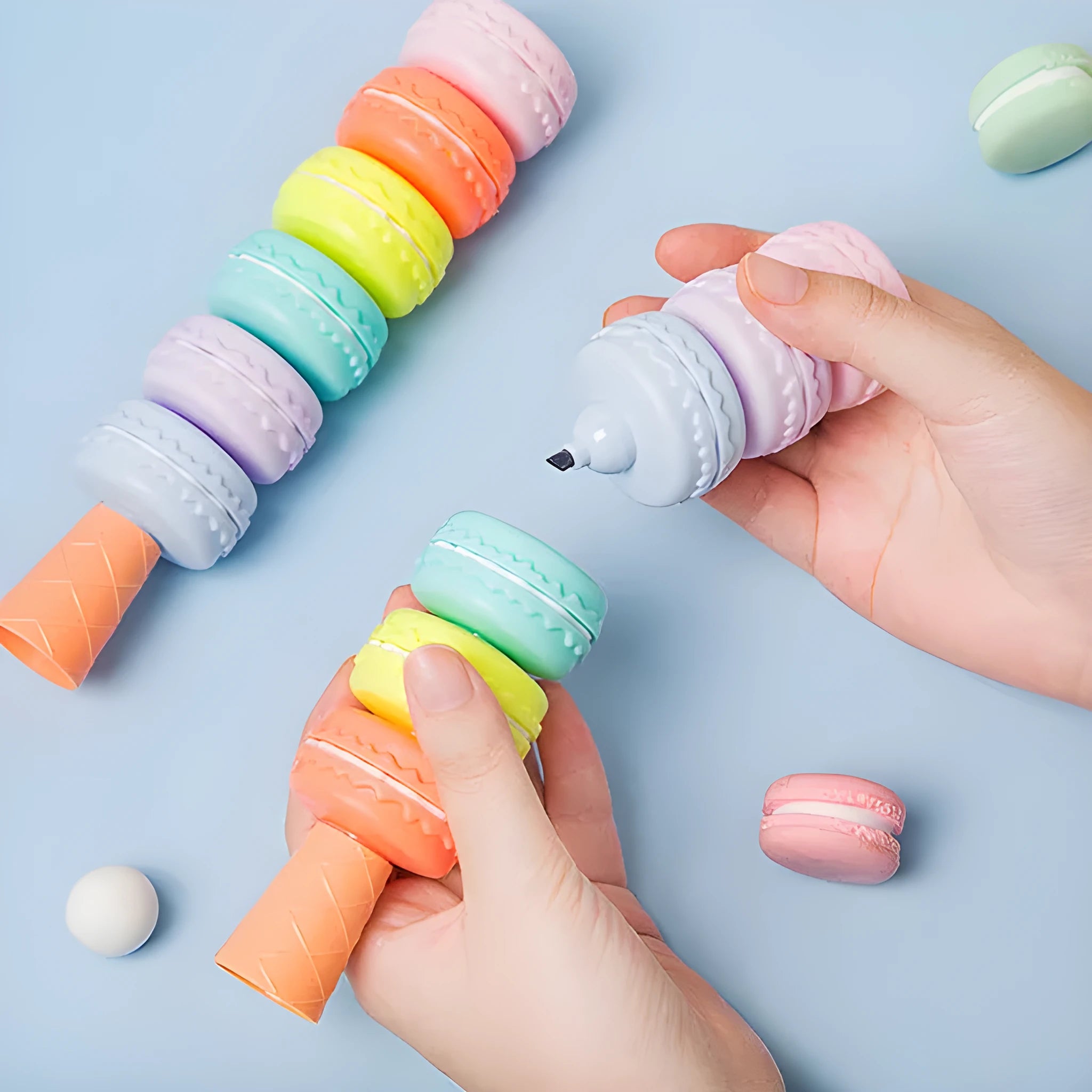 Set of 6 novelty cookie-shaped fluorescent highlighter pens in macaron colours with detachable design
