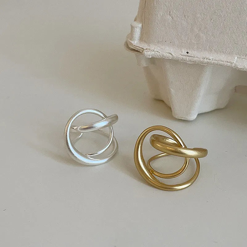 Geometric three-dimensional interlaced matte metal open ring for women in gold or silver finish