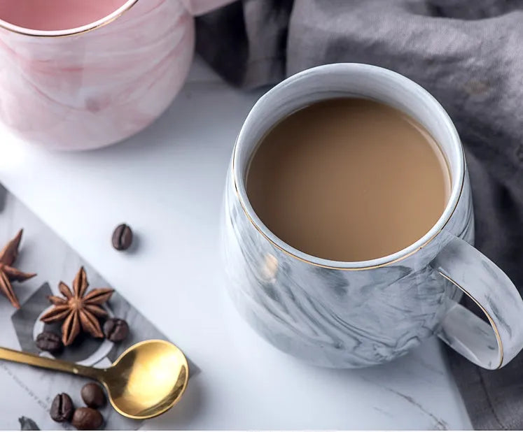 Ceramic mug with marble pattern, 320ml capacity, grey colour, on a table