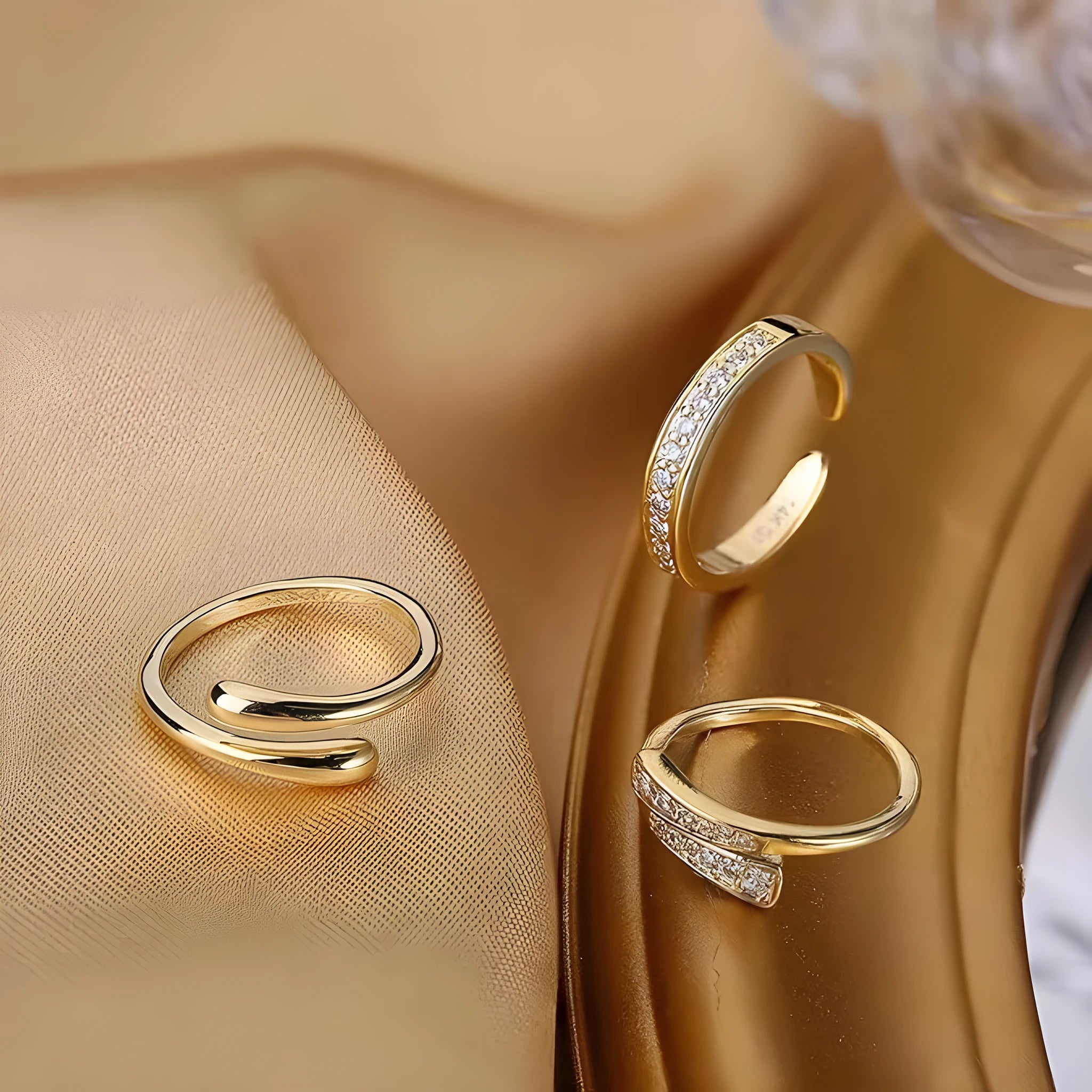 Geometric alloy toe ring with real gold plating and decorative rhinestone or water drop design