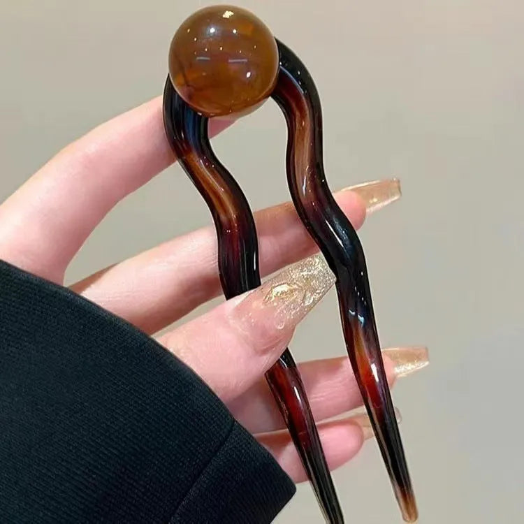 Simple retro-style U-shaped hair barrette made of acrylic in a beige colour.
