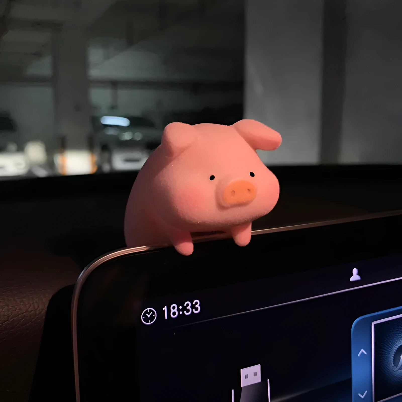 Small resin cartoon pig figurine car dashboard ornament measuring 6cm.
