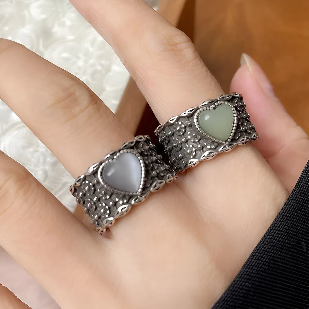 Retro heart-shaped women's ring with adjustable opening in white copper plated silver