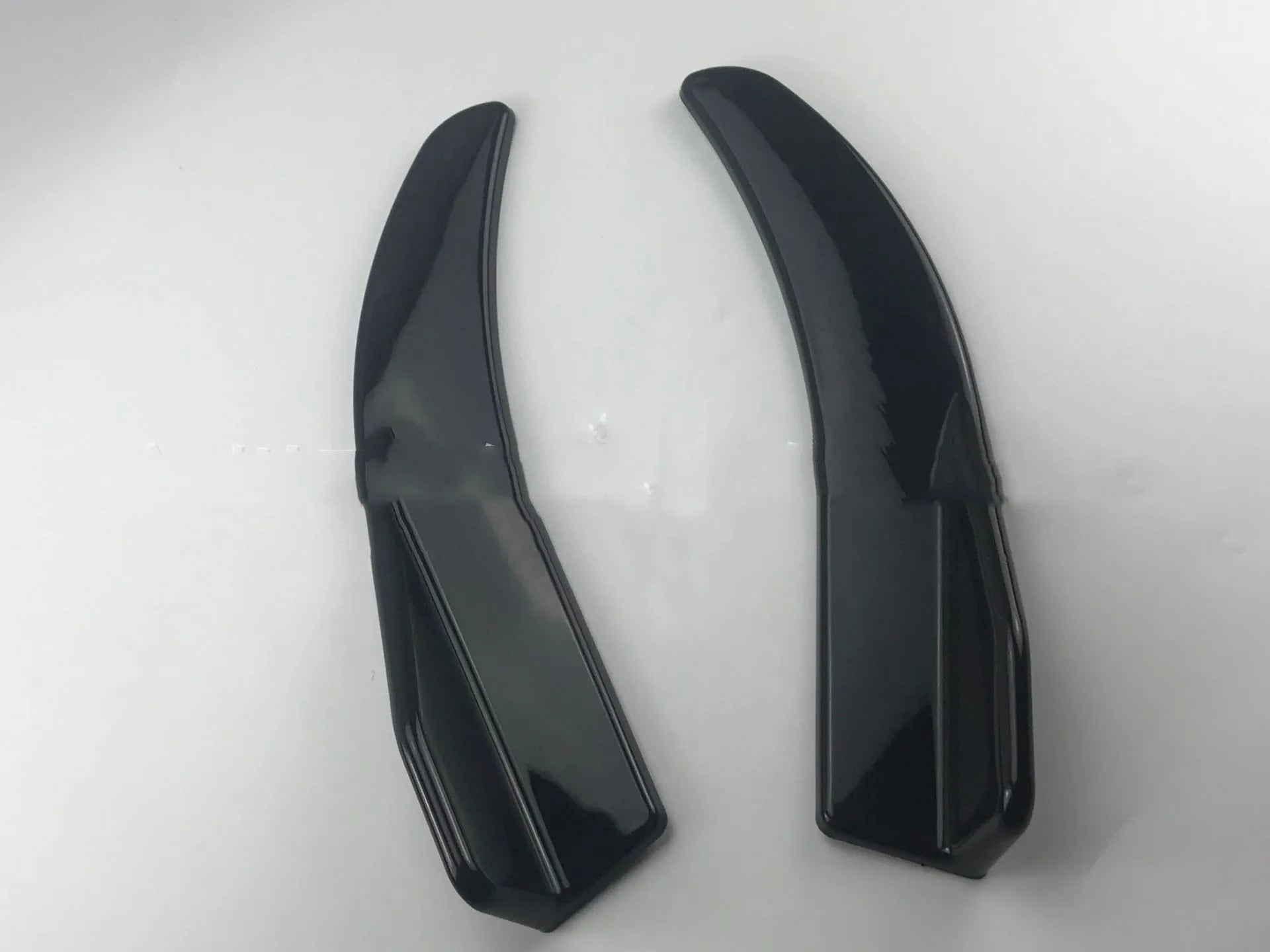 Front and rear car deflector kit for GM vehicles in black and carbon fibre finishes.