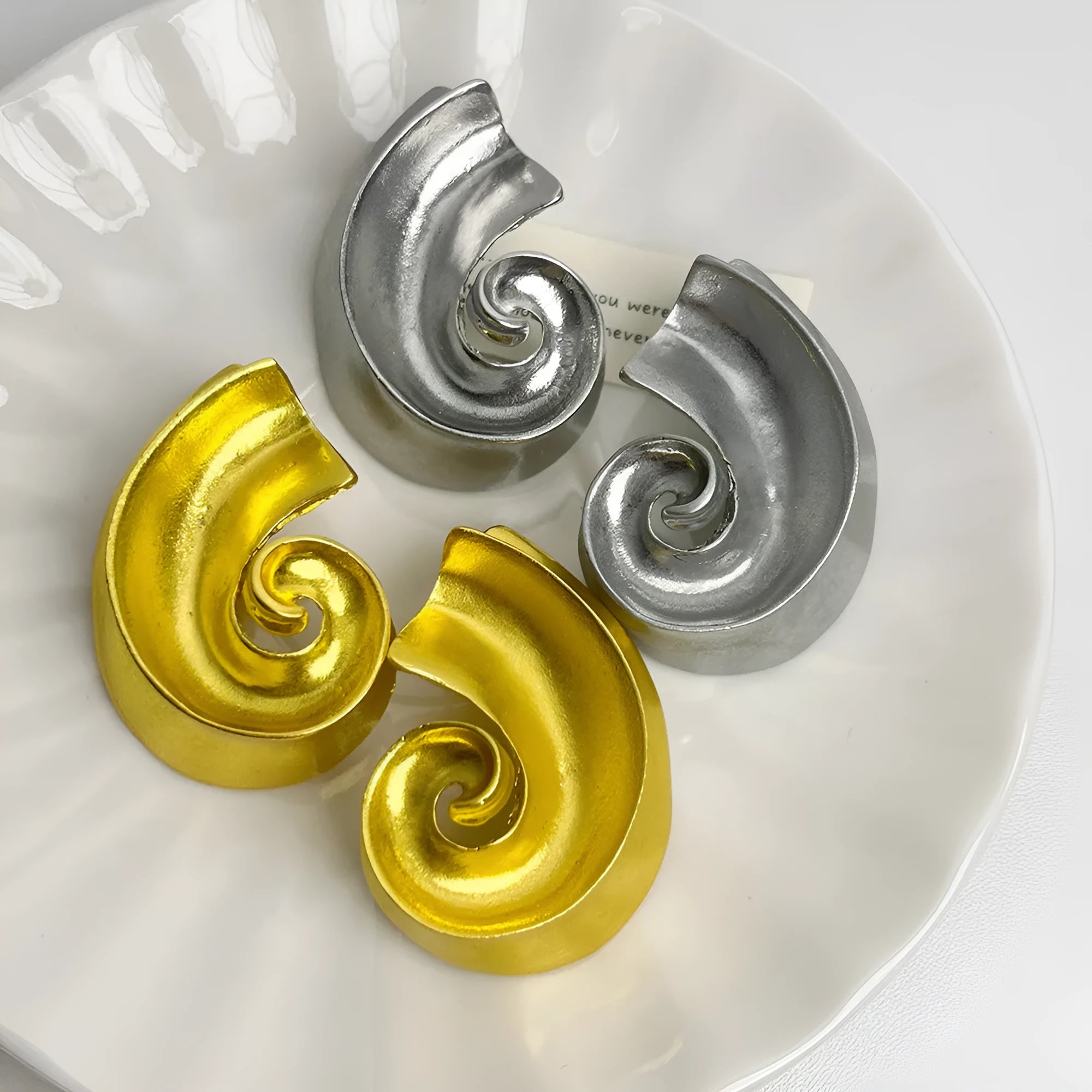 Geometric stud earrings with retro design measuring 5cm in gold or silver colour