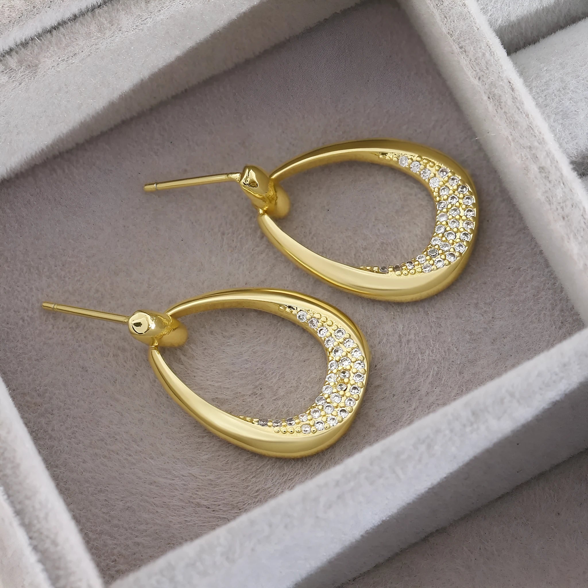 Women's geometric drop-shaped earrings in yellow gold with round and oval elements