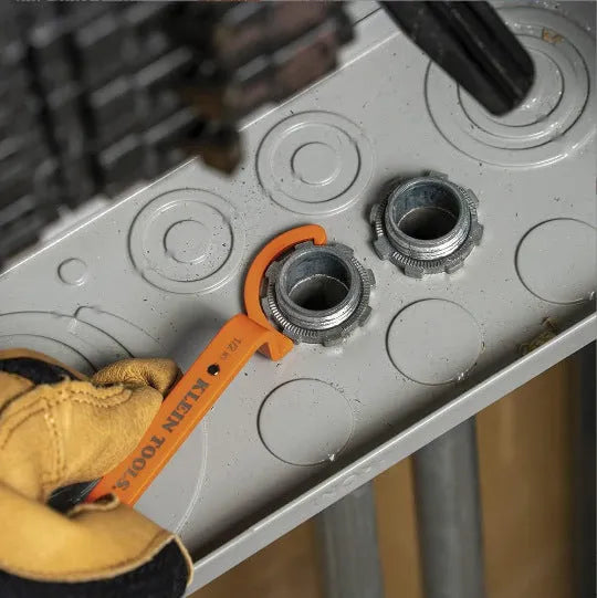 Crescent magnetic suction and catheter locking wrench three-piece set in orange, grey, and black colours