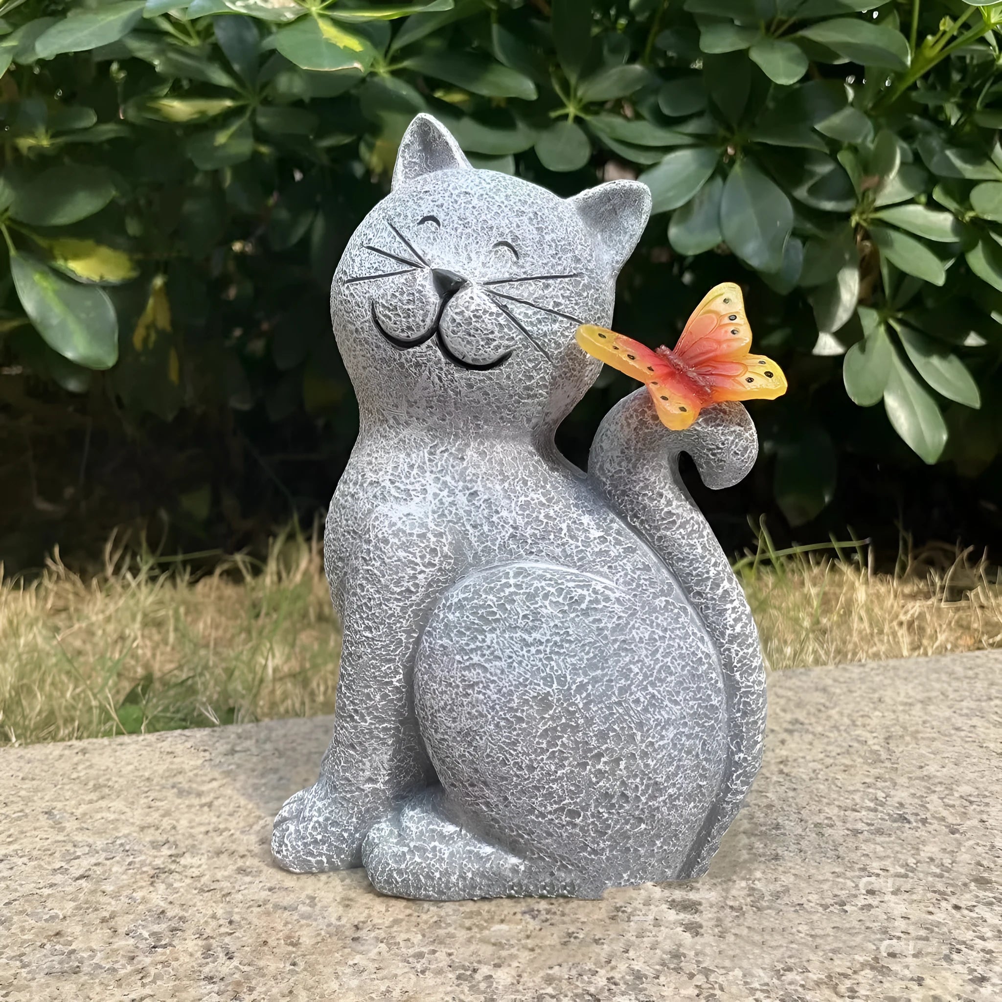 Outdoor solar lamp with cute kitten ornament in plastic and resin, 14x9x21cm, placed in garden setting