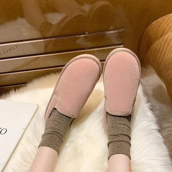 Flat heel snow boots with fleece lining in multiple colours on a white background.