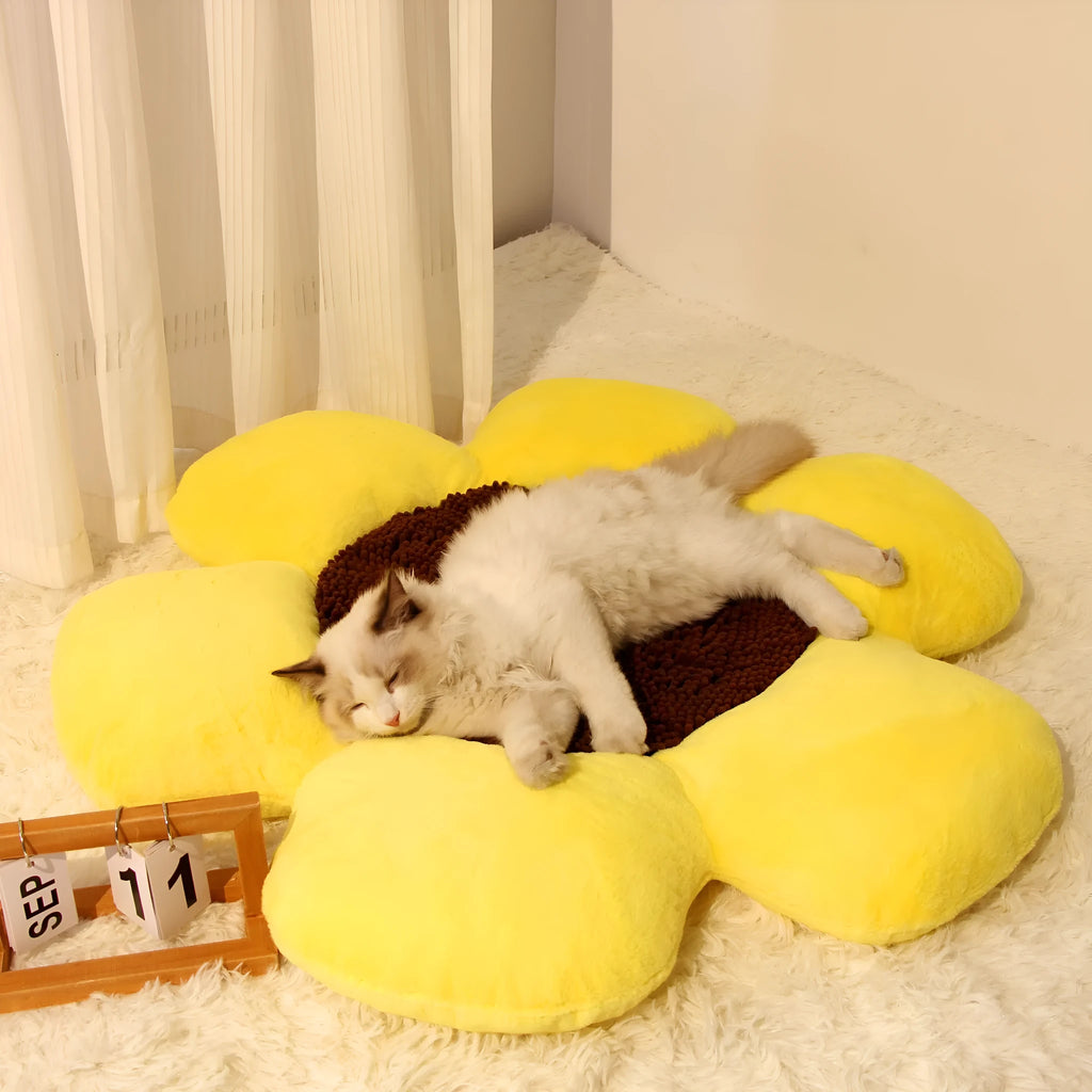Blue round flower-shaped cat nest with raised sides, measuring 85cm across, filled with PP cotton and sponge.