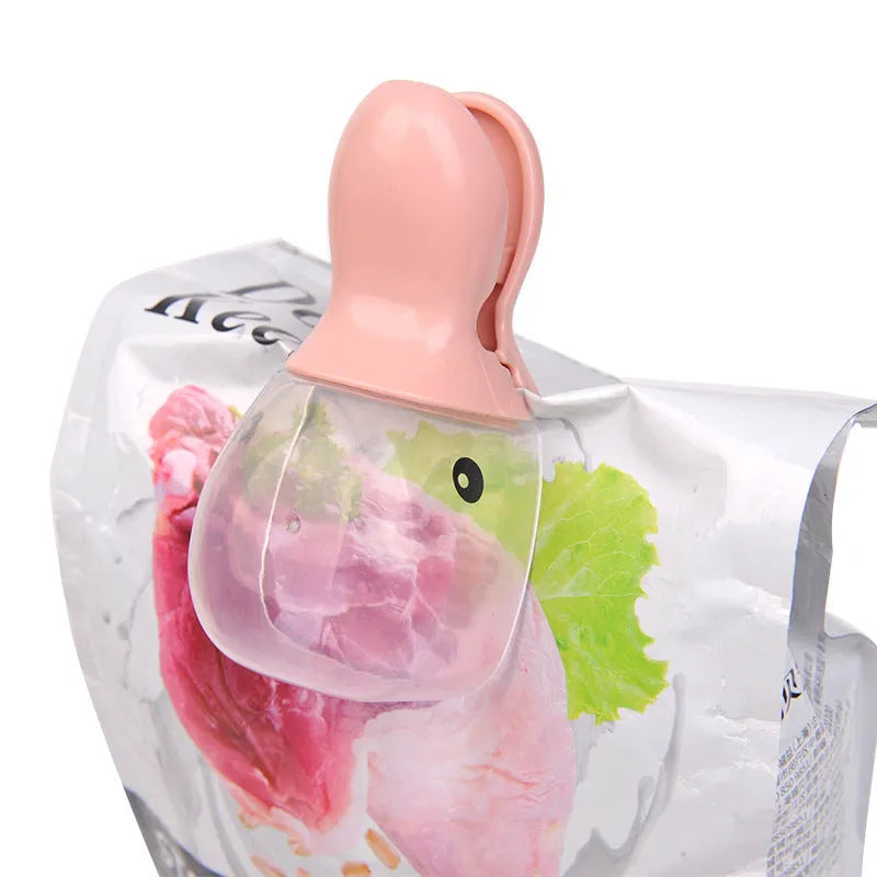 Cat food fresh-keeping clip with built-in scoop 14.7 x 5.5cm in pink