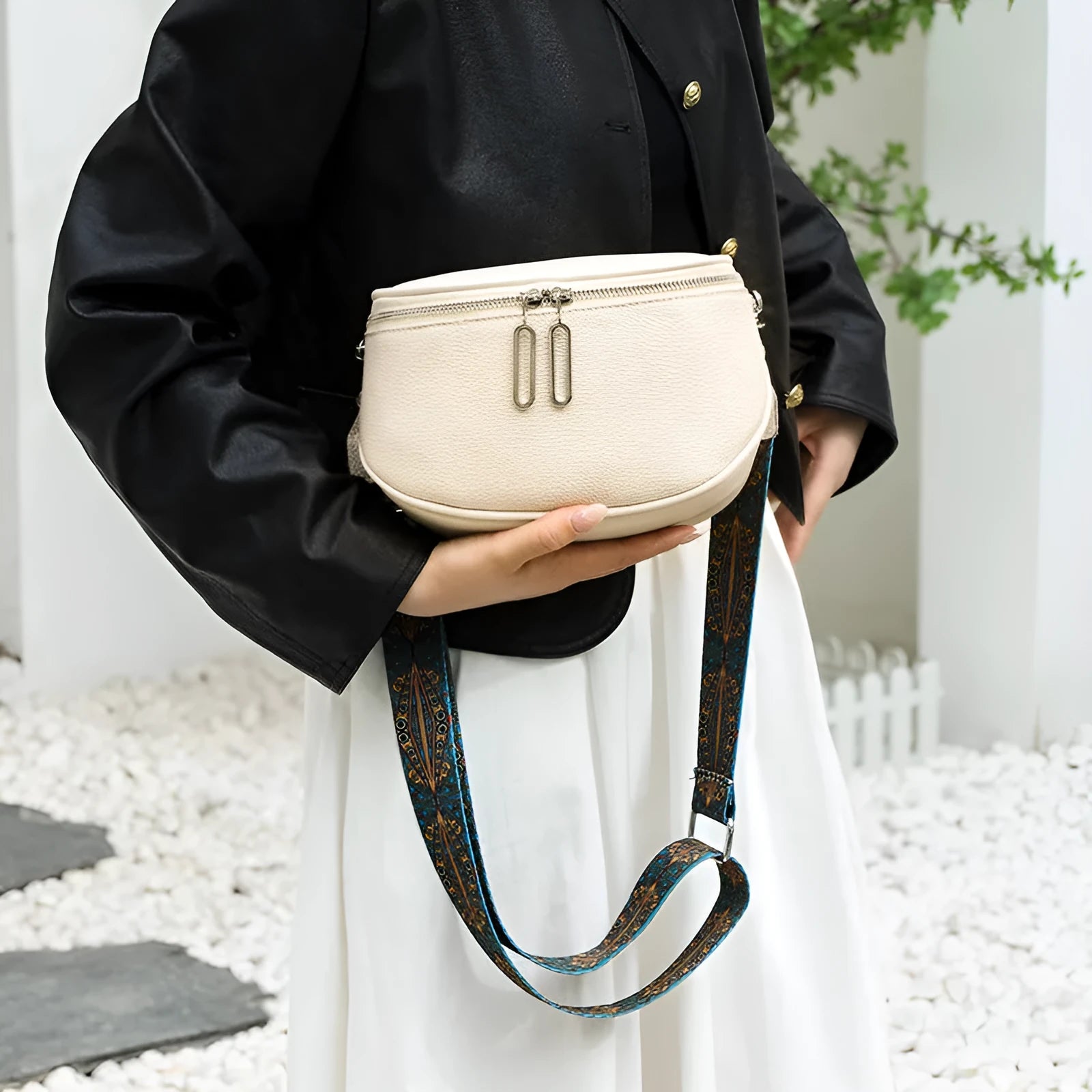 Women's saddle-shaped messenger bag in soft PU leather with cross-body strap and zippered compartment