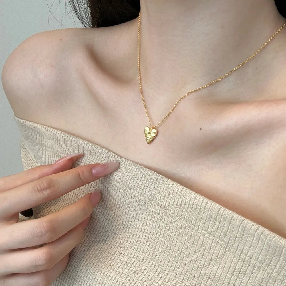 925 silver love heart clavicle necklace with O-ring chain and electroplated finish, shown in two colour options