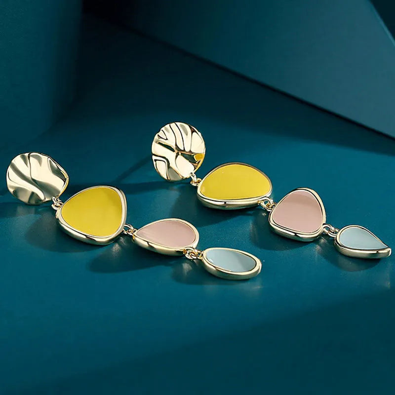 A pair of simple alloy disc earrings with a Morandi three-colour oil-drip finish on a vintage wafer design.