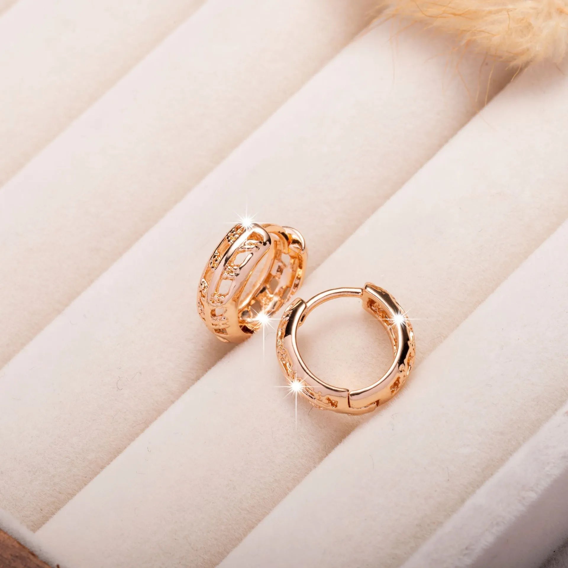 Small copper earrings with hollow heart and leaf shapes in rose gold colour