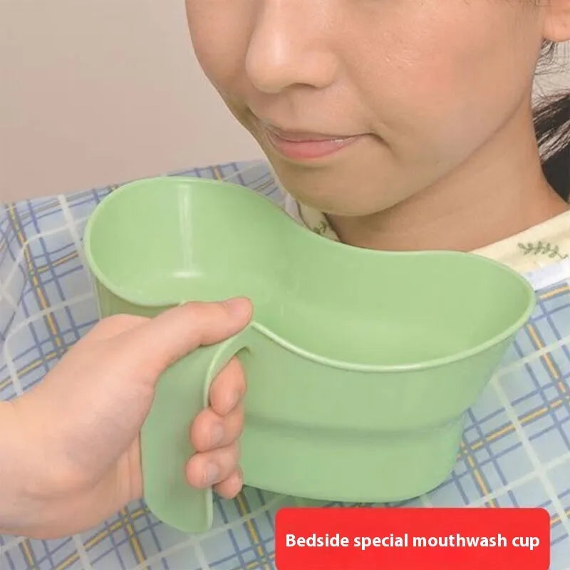 Green plastic gargle cup for bedridden elderly patients with modern simplicity design