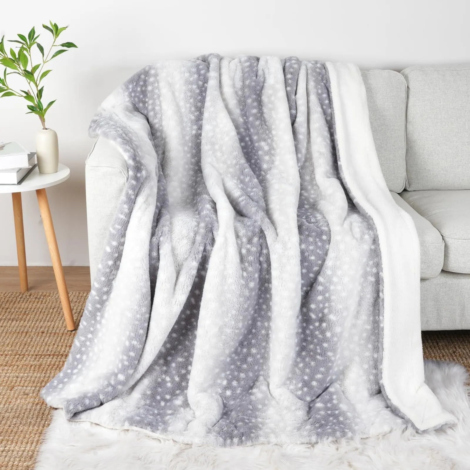 White polyester flannel blanket with animal stripe pattern in European and American style