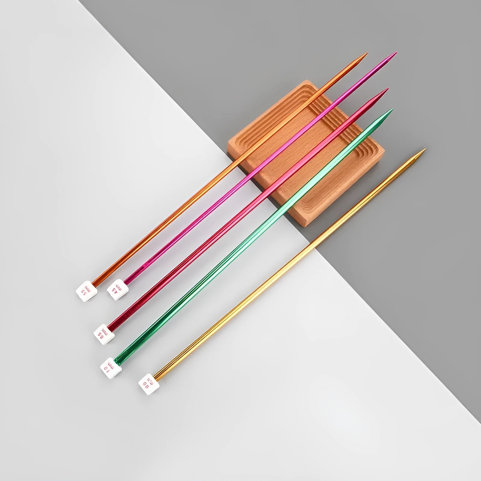 Set of aluminium crochet hooks in sizes from 2mm to 10mm with two protective caps.