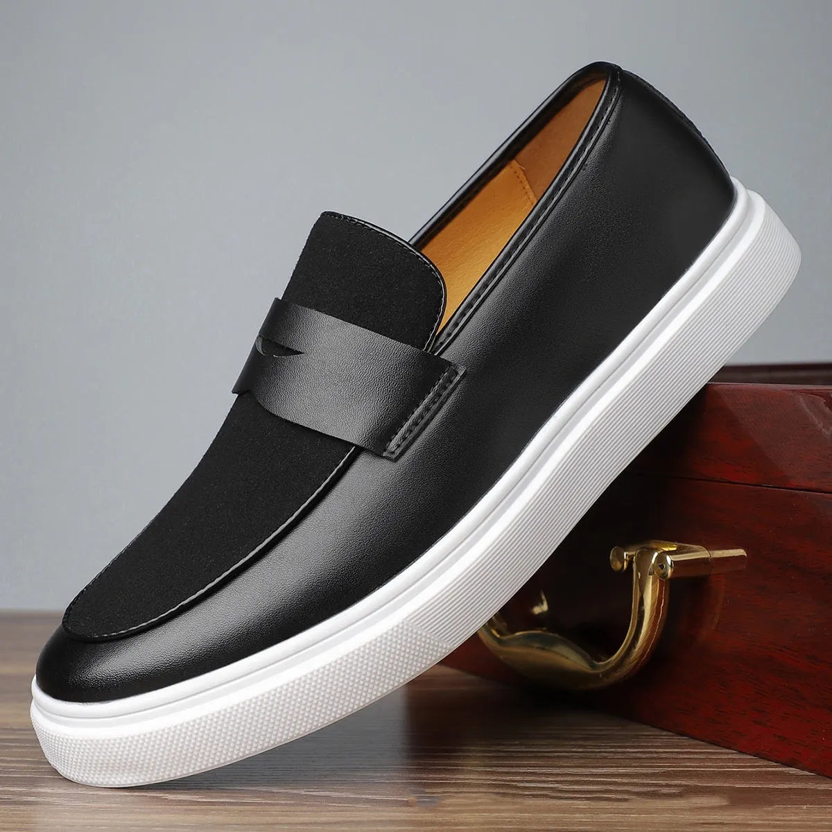 Men's black slip-on gommino loafers with tassel decoration and round toe