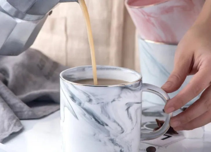 Ceramic mug with marble pattern, 320ml capacity, grey colour, on a table