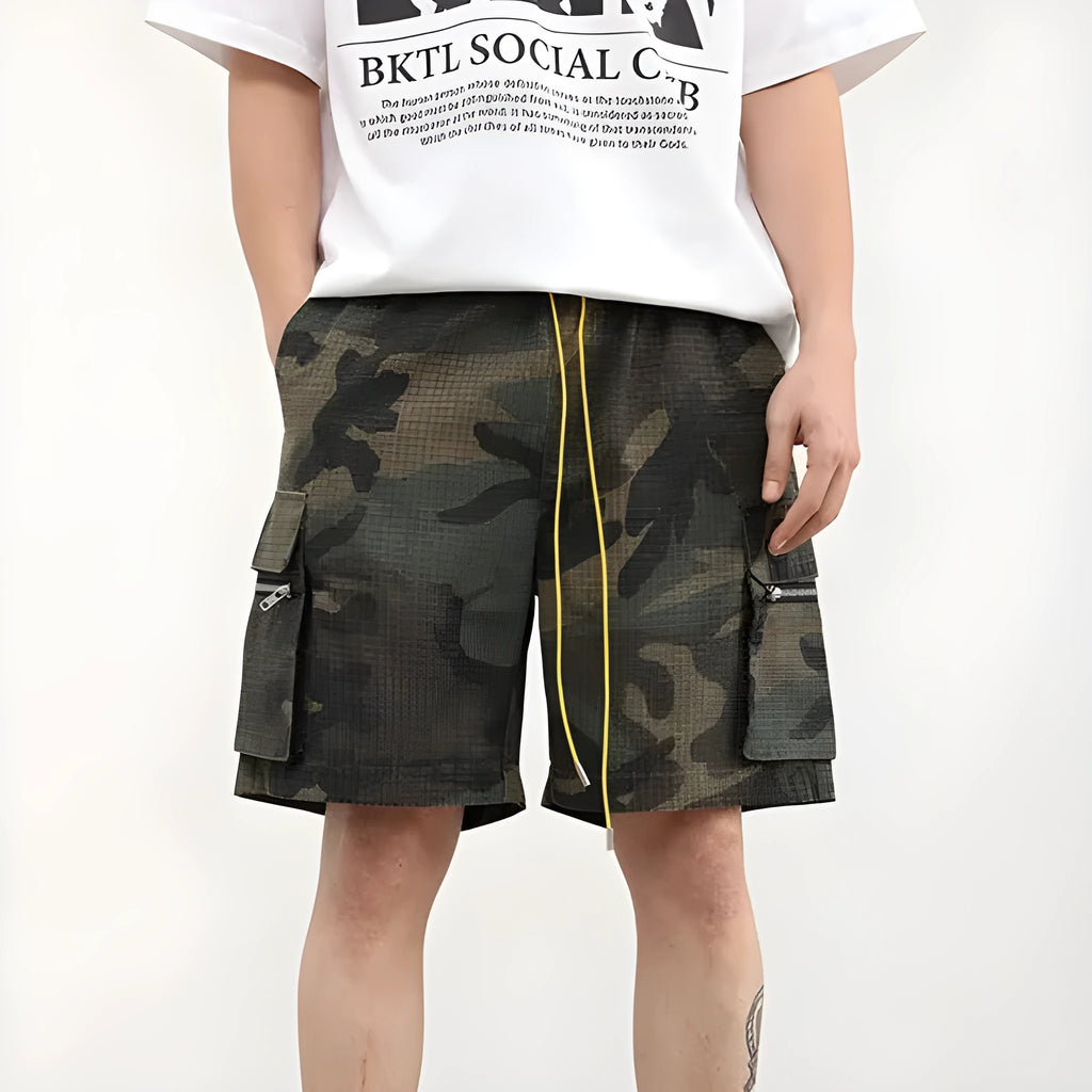 Men's camouflage multi-pocket work shorts with elastic waist and cropped length
