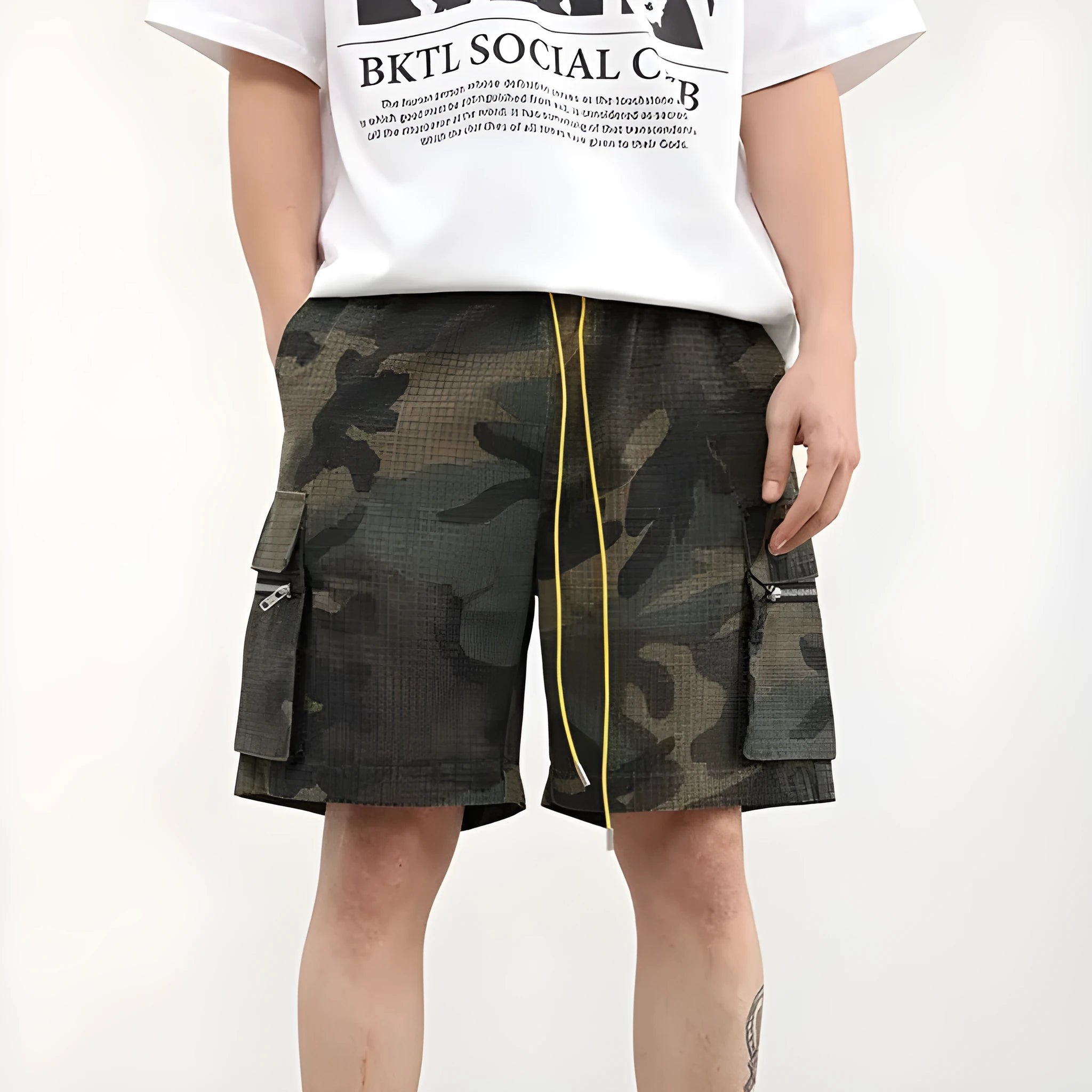 Men's camouflage multi-pocket work shorts with elastic waist and cropped length