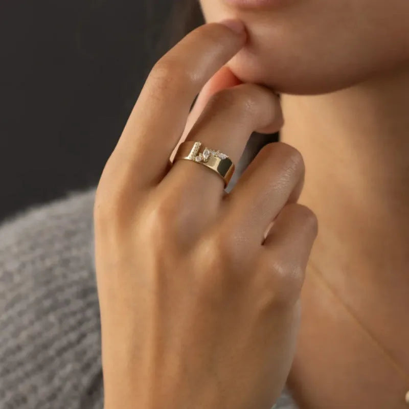 Gold-colour women's ring with zircon stone in copper electroplated setting