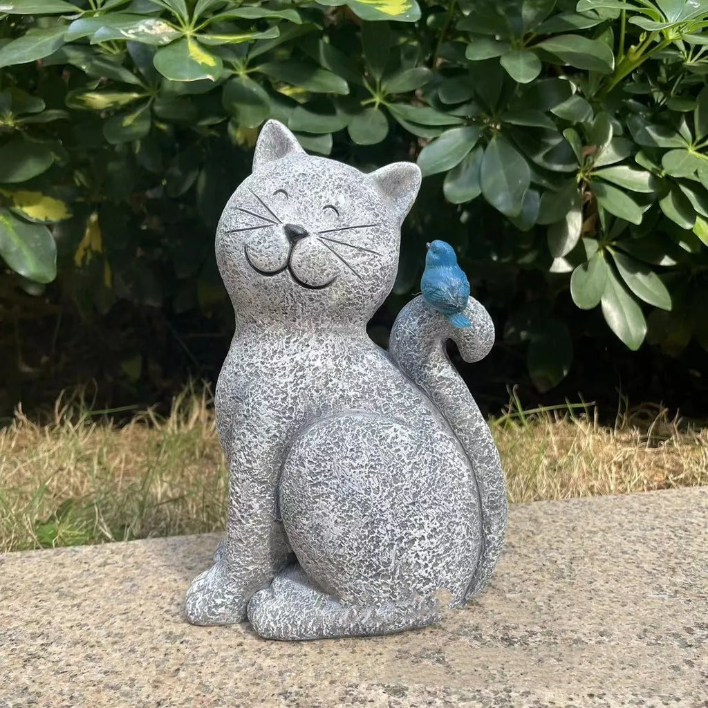 Outdoor solar lamp with cute kitten ornament in plastic and resin, 14x9x21cm, placed in garden setting