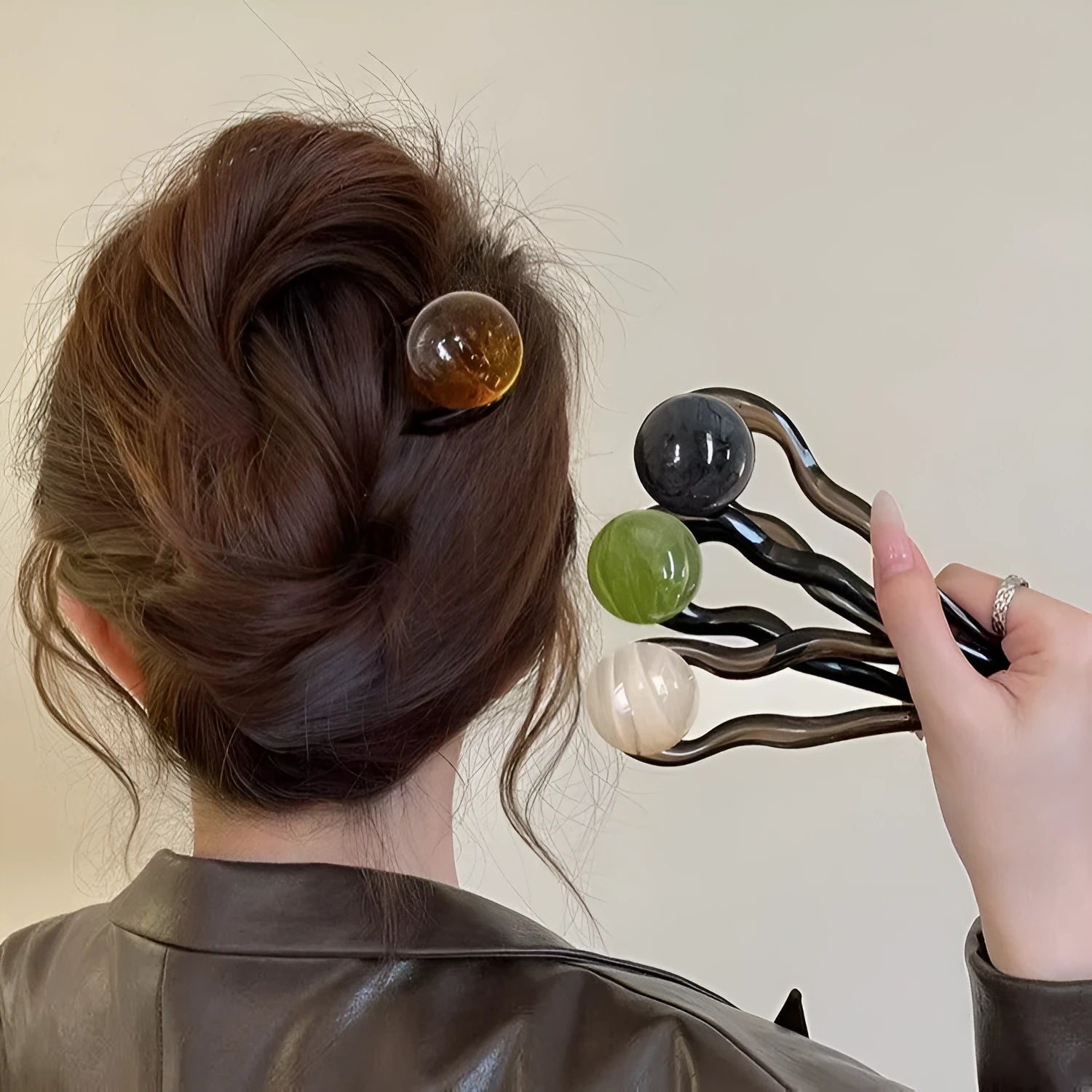 Simple retro-style U-shaped hair barrette made of acrylic in a beige colour.
