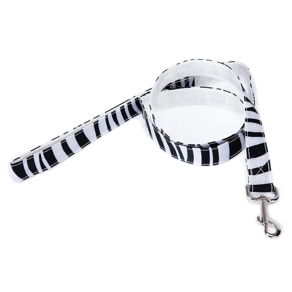 Black plaid stripe imitation nylon pet traction rope showing its 120 cm length.