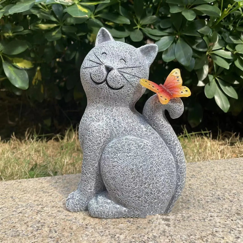 Outdoor solar lamp with cute kitten ornament in plastic and resin, 14x9x21cm, placed in garden setting