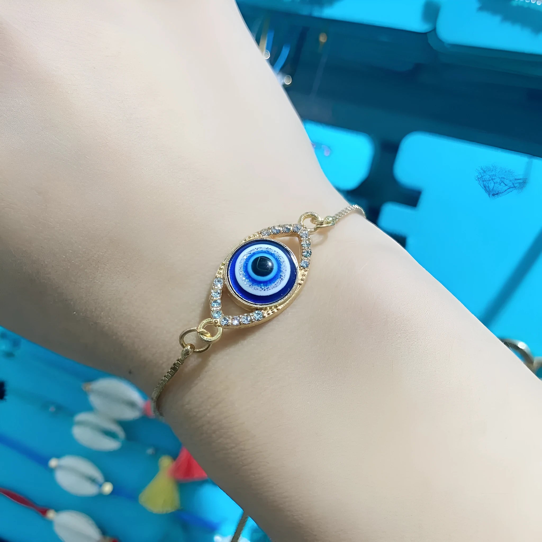 Silver hollow metal adjustable chain bracelet with devil eye and point diamond motif gothic style