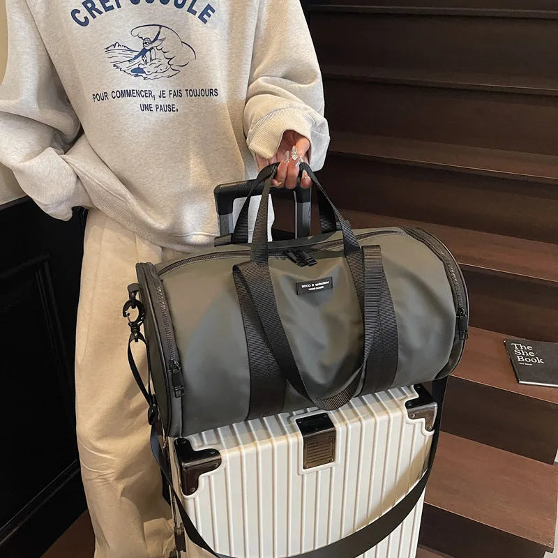 Waterproof Oxford cloth sports handbag in black, dark gold or dark grey for leisure travel