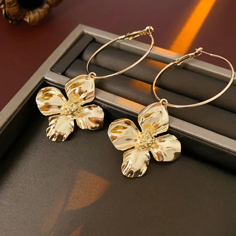 Gold and silver electroplated metal flower earrings with geometric shapes and vintage cold style design