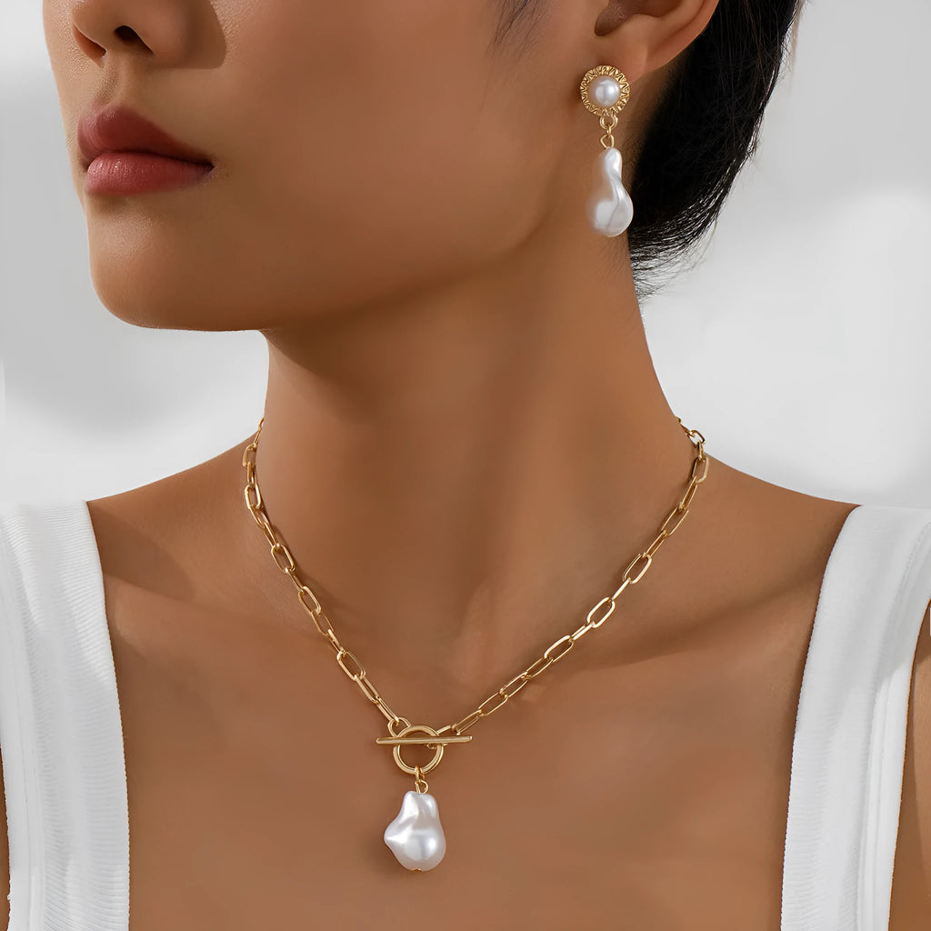 Gold-colour Retro Baroque pearl pendant necklace and matching stud earrings set on a white background.
